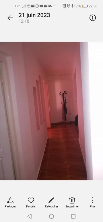 une photo d'un couloir avec une chambre aux murs roses dans l'établissement Ache El vaz, à Taranimt
