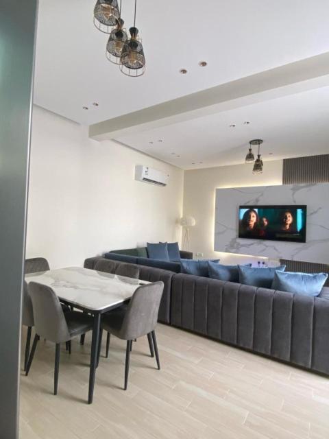 شاليهات سيليا الفندقية في Al Mubarraz: غرفة معيشة مع أريكة وطاولة