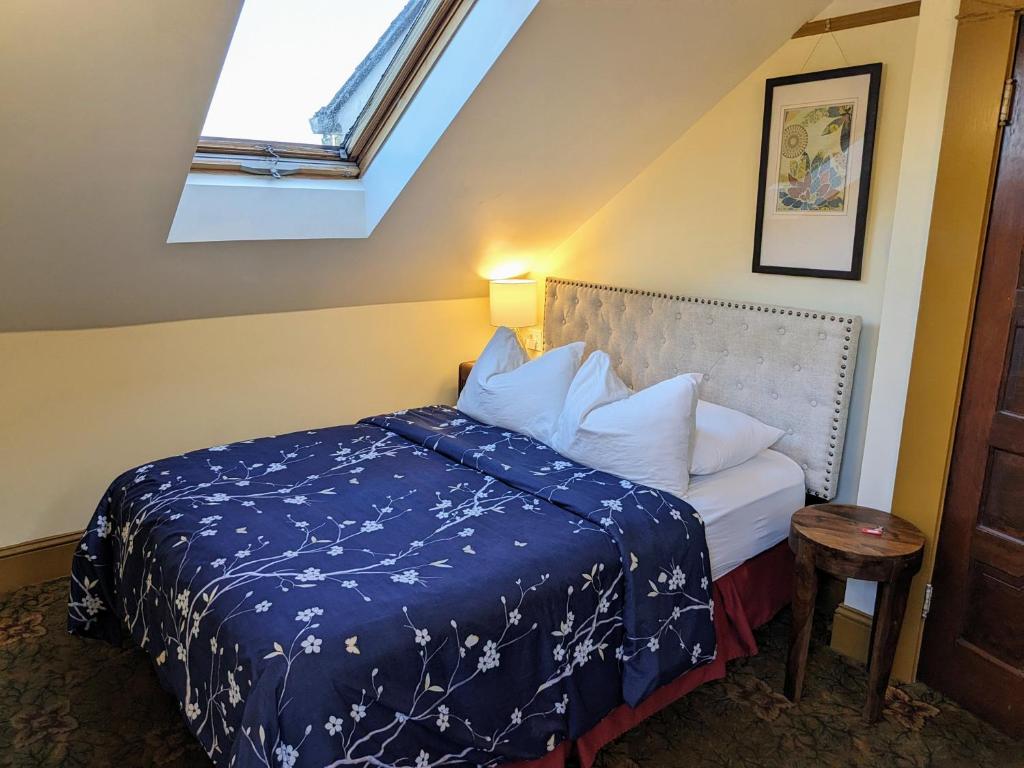 Postel nebo postele na pokoji v ubytování Bluebird Guesthouse