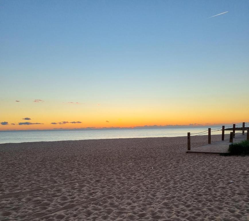 En strand vid eller i närheten av detta B&B