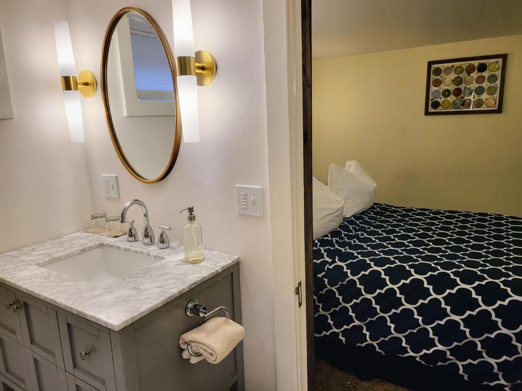 Postel nebo postele na pokoji v ubytování Bluebird Guesthouse