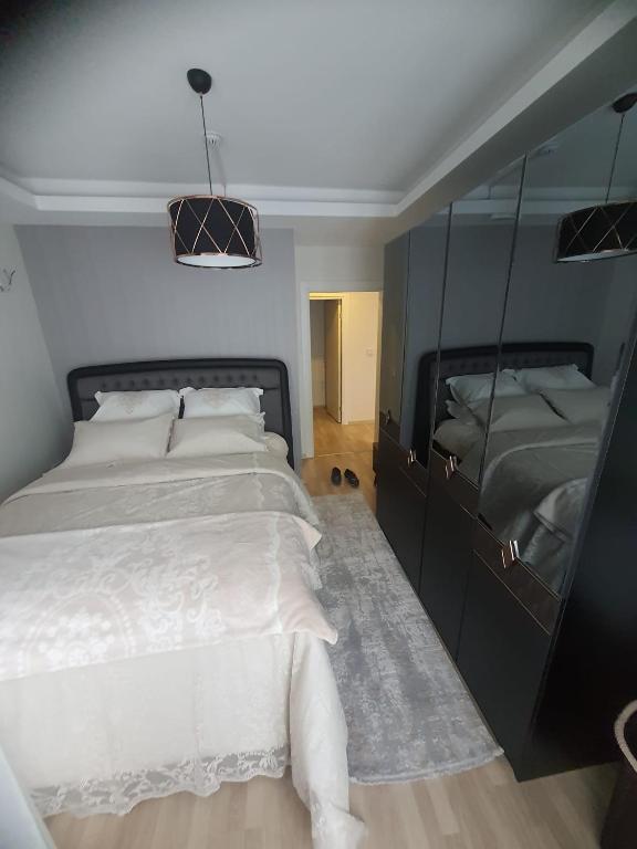a bedroom with a large bed and a large mirror at Fatih Appartement Etage 2 in Istanbul