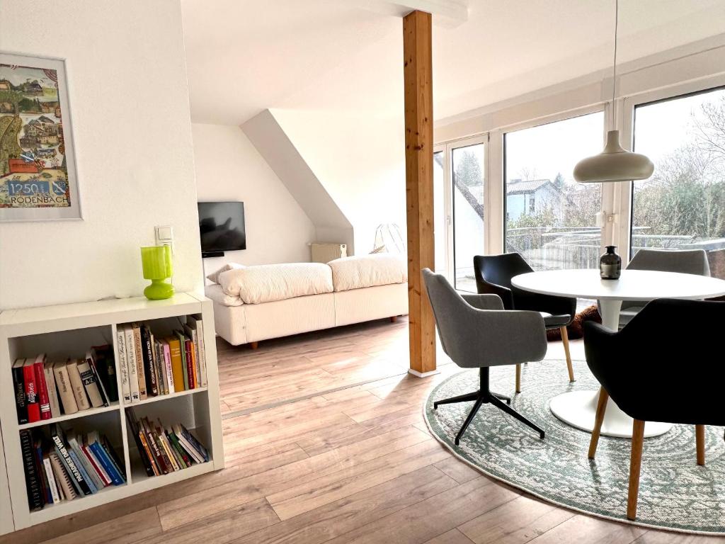 sala de estar con mesa y sillas en Suite Katharina en Neuwied