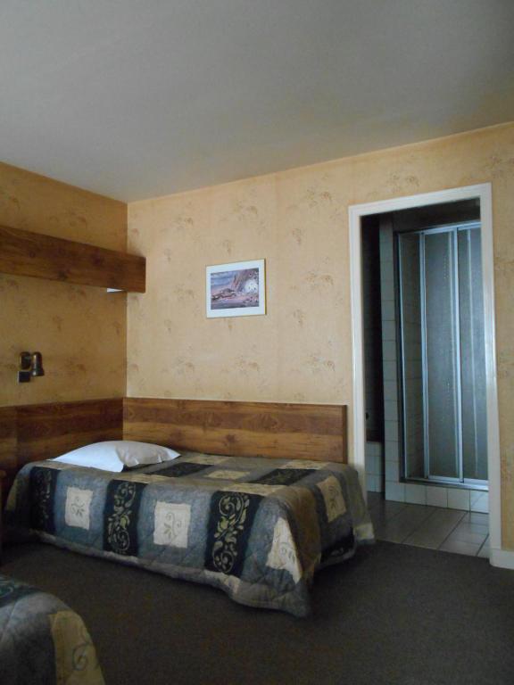 Postel nebo postele na pokoji v ubytování Hotel Du Jura