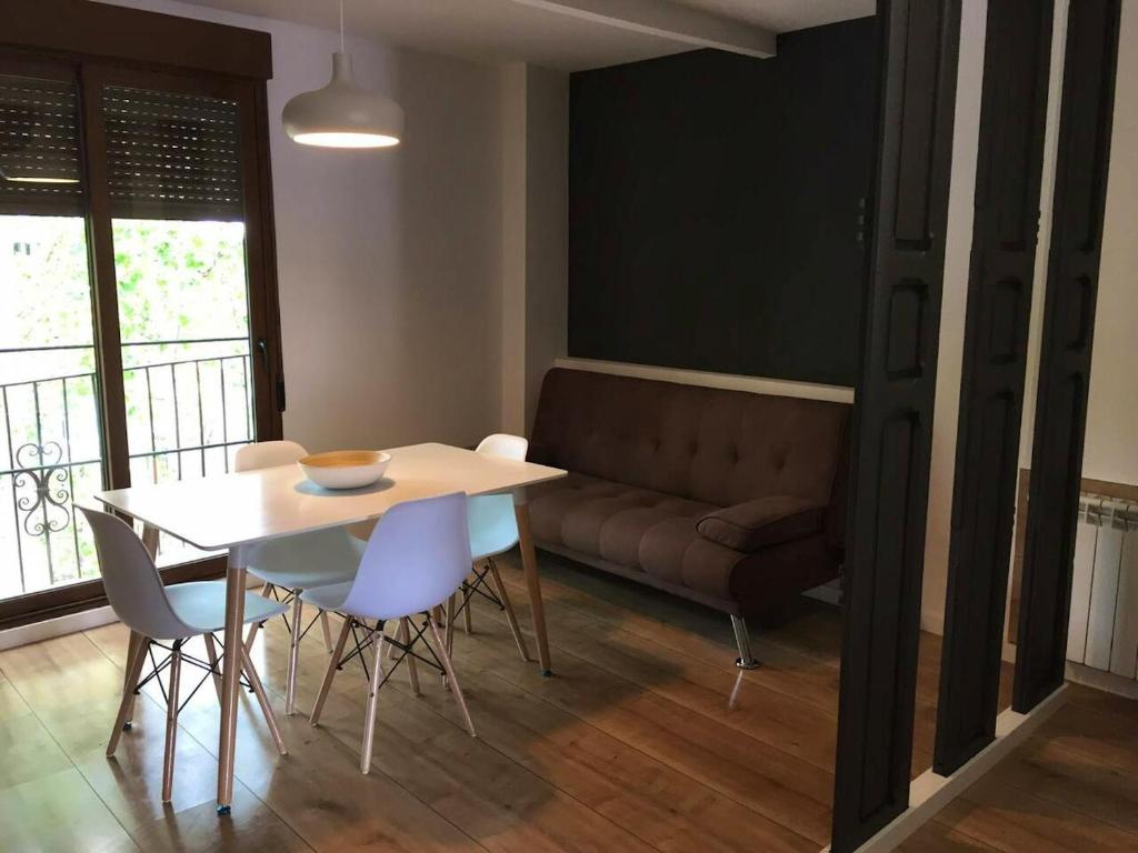 ein Wohnzimmer mit einem Tisch und einem Sofa in der Unterkunft 2 bedrooms appartement with terrace and wifi at Xativa in Xàtiva