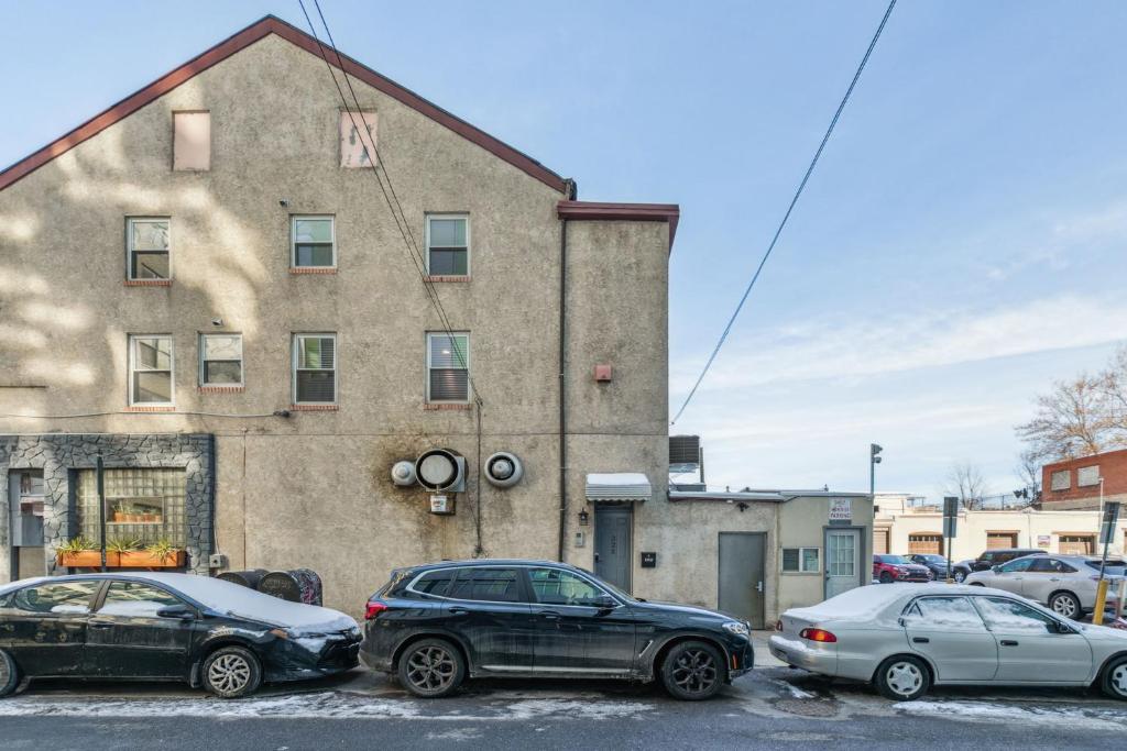 フィラデルフィアにあるAlina & Fanny - Philadelphia Callowhillの建物前駐車場に三台駐車