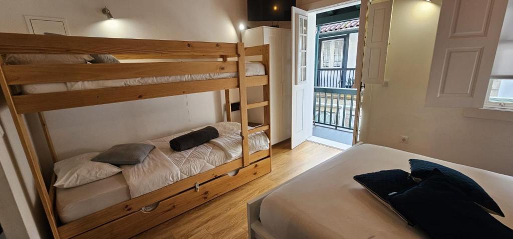 um quarto com 2 beliches e uma cama em Alojamento 5 de Outubro em Amarante