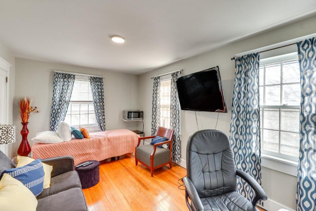 sala de estar con sofá, cama y TV en Pet-Friendly Ellenville Apartment in the Catskills, en Ellenville