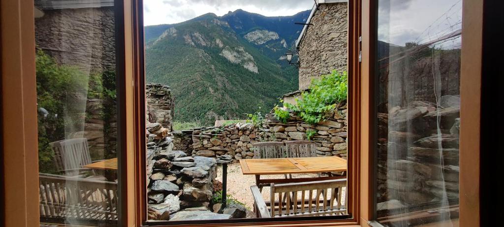 - une vue sur les montagnes depuis la fenêtre d'une table dans l'établissement Mountain Village Studio en Nohèdes pour 2, à Nohèdes