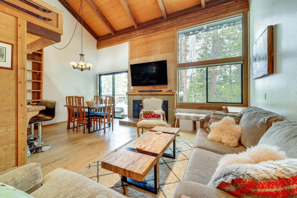 un soggiorno con un divano e un tavolo di Northstar Resort Condo with Hot Tub, Shuttle Access! a Truckee