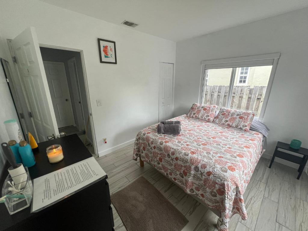 1 dormitorio con cama, escritorio y ventana en Cozy room in a quiet home, en Miami