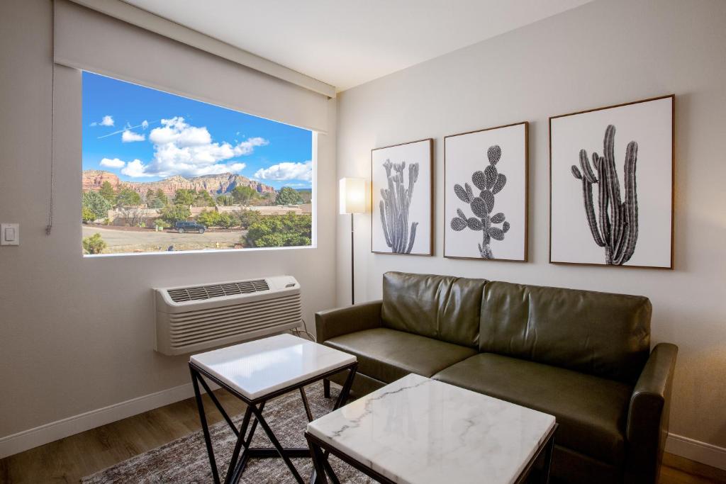 Posezení v ubytování Kokopelli Inn Sedona, Trademark Collection by Wyndham