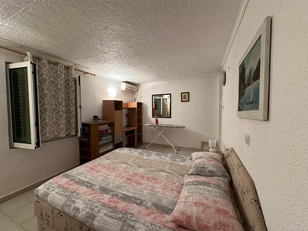 ein Schlafzimmer mit einem großen Bett in einem Zimmer in der Unterkunft Etno village Mihailovic in Herceg-Novi