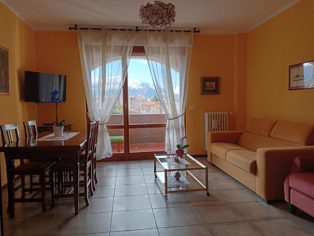 a living room with a couch and a table and a window at Appartamento Aurora in Verbania