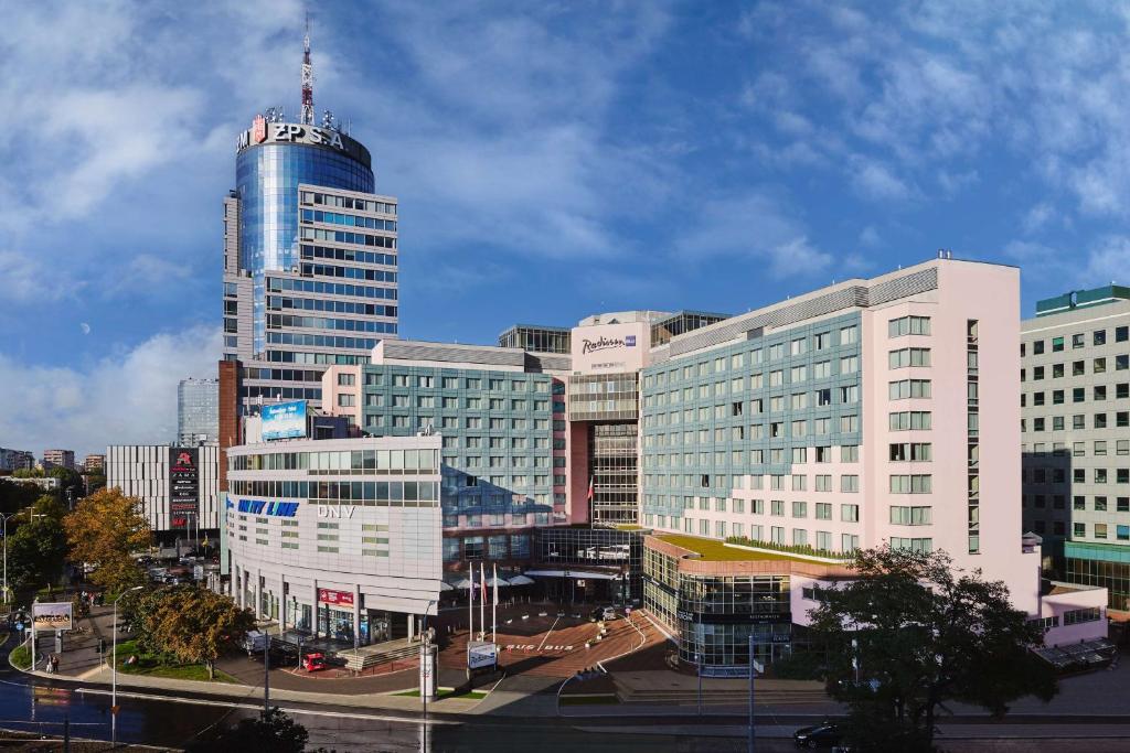 un profilo della città con edifici alti e una torre di Radisson Blu Szczecin a Stettino