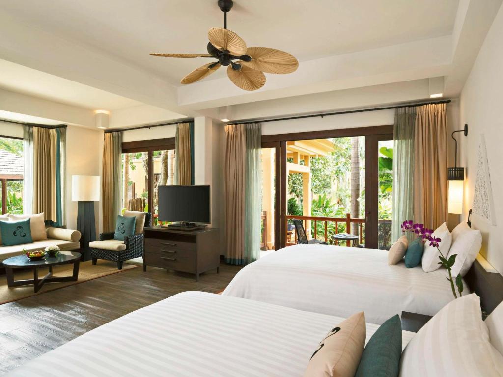 Postel nebo postele na pokoji v ubytování Mövenpick Asara Resort & Spa Hua Hin