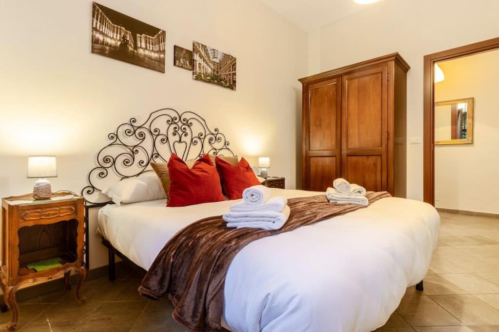 ein Schlafzimmer mit 2 Betten und Handtüchern darauf in der Unterkunft [Porta Susa - Centro] Executive Suite x6 con wi-fi in Turin