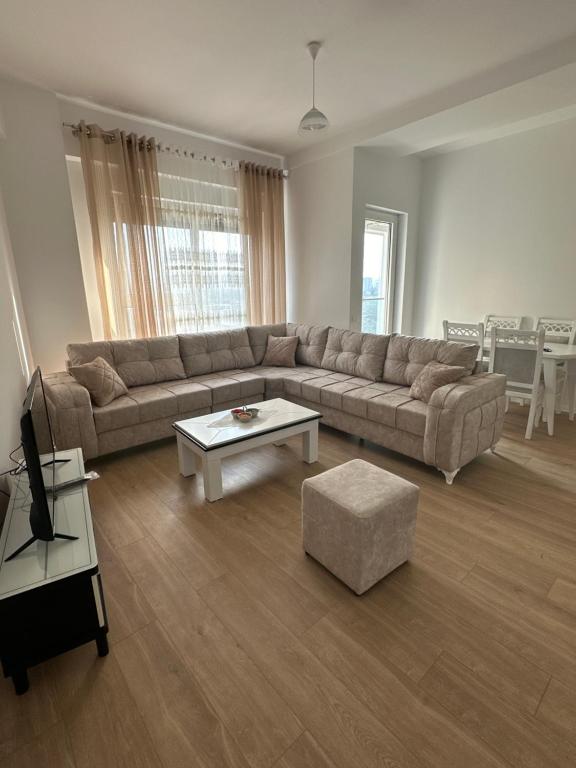 sala de estar con sofá y mesa de centro en Shehu’s Apartament en Tirana