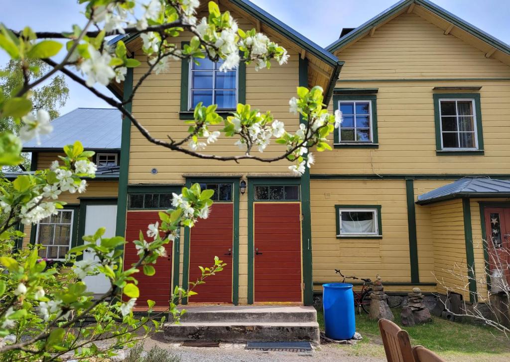dom z czerwonymi i żółtymi drzwiami w obiekcie Villa Jääskelä Hanko - koko talo w mieście Hanko