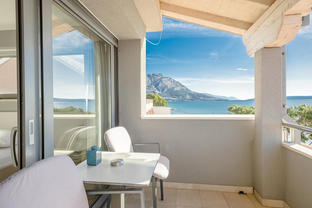 a room with a view of the ocean at Rogač Rooms & Restaurant in Omiš