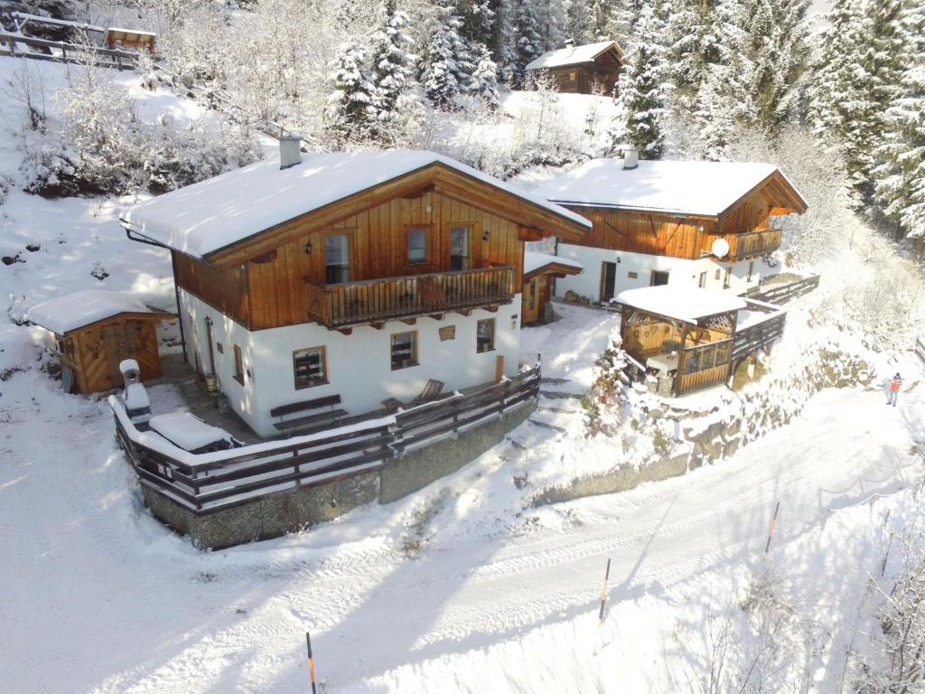 una vista aérea de una casa en la nieve en Chalet Lisa, en Piesendorf