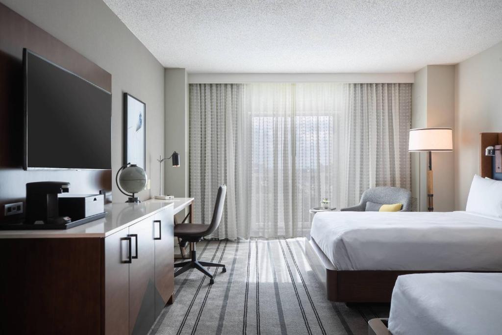 TV a/nebo společenská místnost v ubytování Renaissance Dallas Richardson Hotel