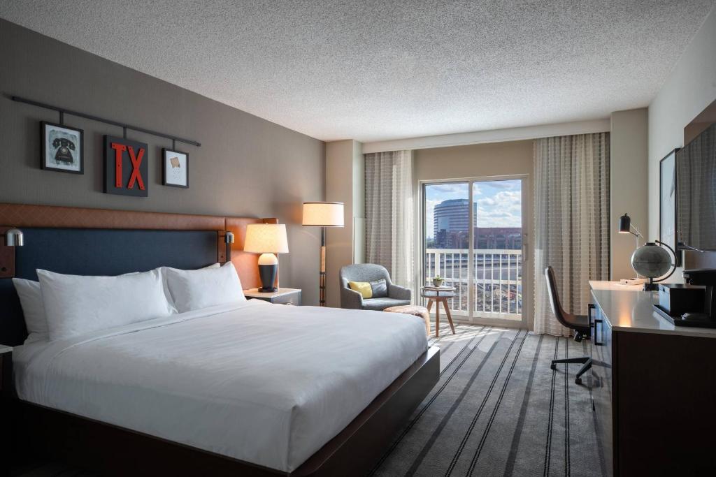 Postel nebo postele na pokoji v ubytování Renaissance Dallas Richardson Hotel
