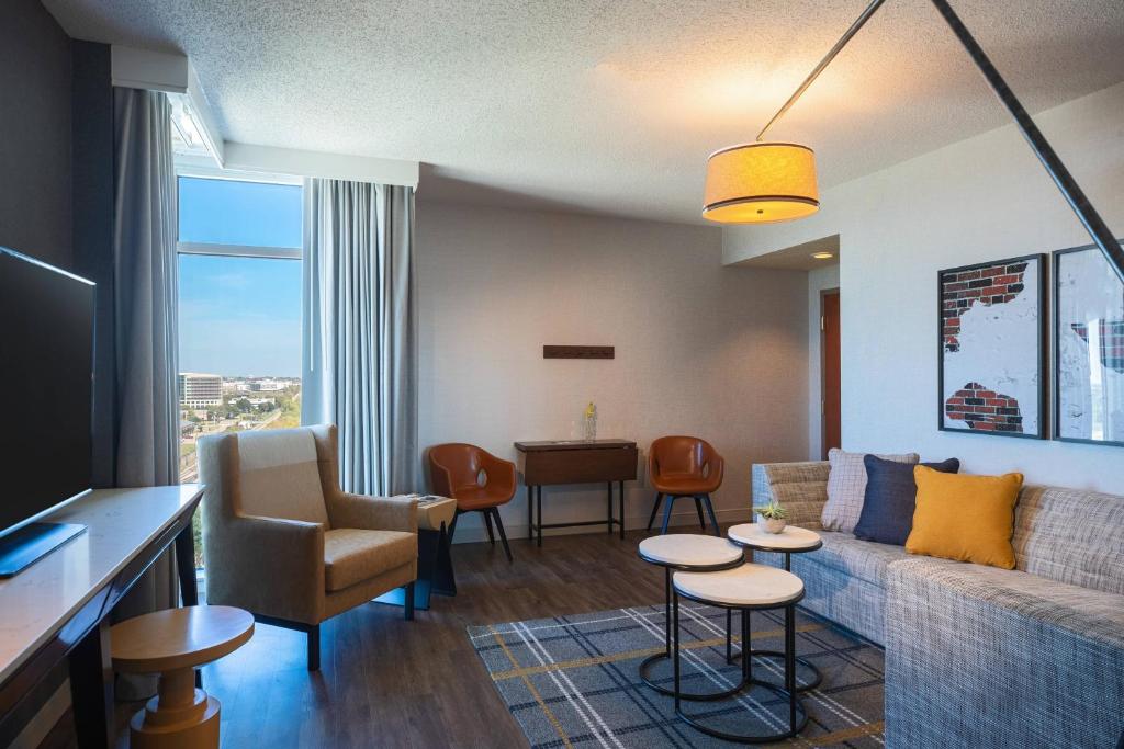 Posezení v ubytování Renaissance Dallas Richardson Hotel