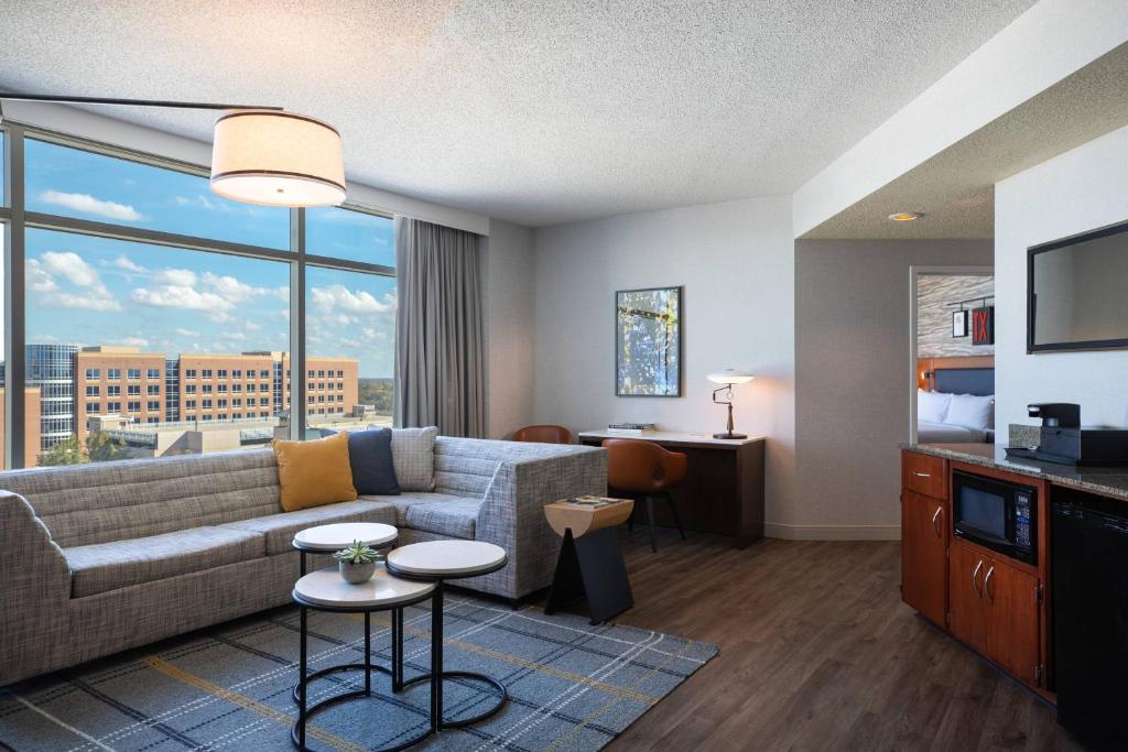 Posezení v ubytování Renaissance Dallas Richardson Hotel