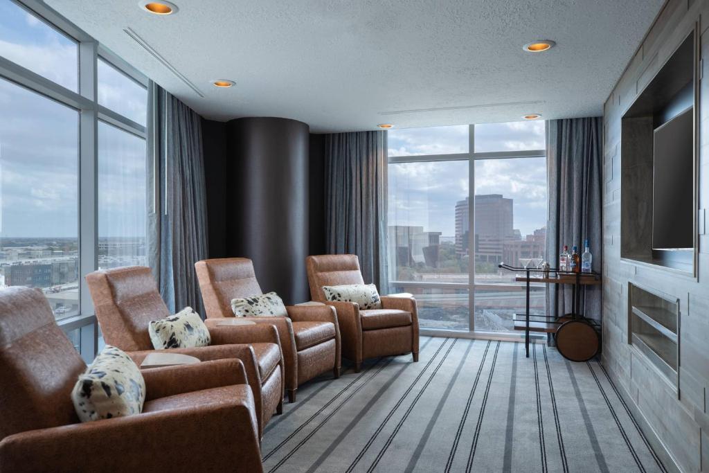 Posezení v ubytování Renaissance Dallas Richardson Hotel