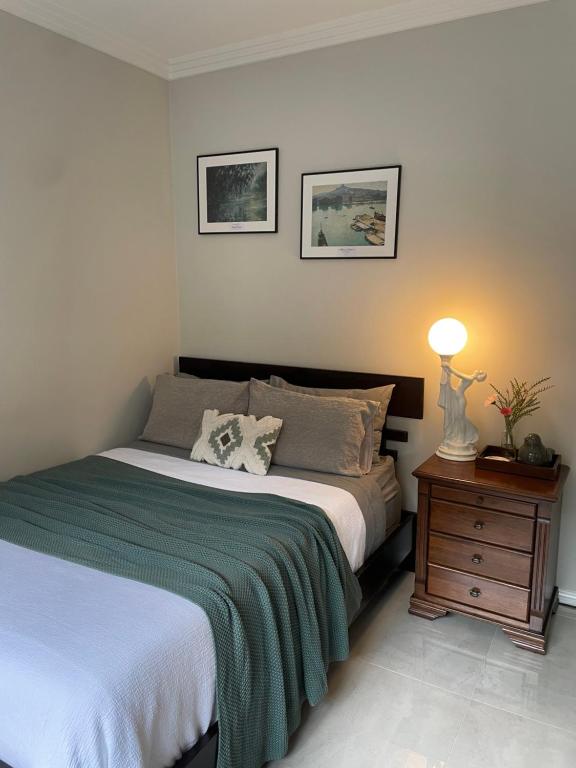 1 dormitorio con 1 cama y 1 mesa con lámpara en -The Garden Room - with Private Entrance & Private Bathroom, en Wentworthville