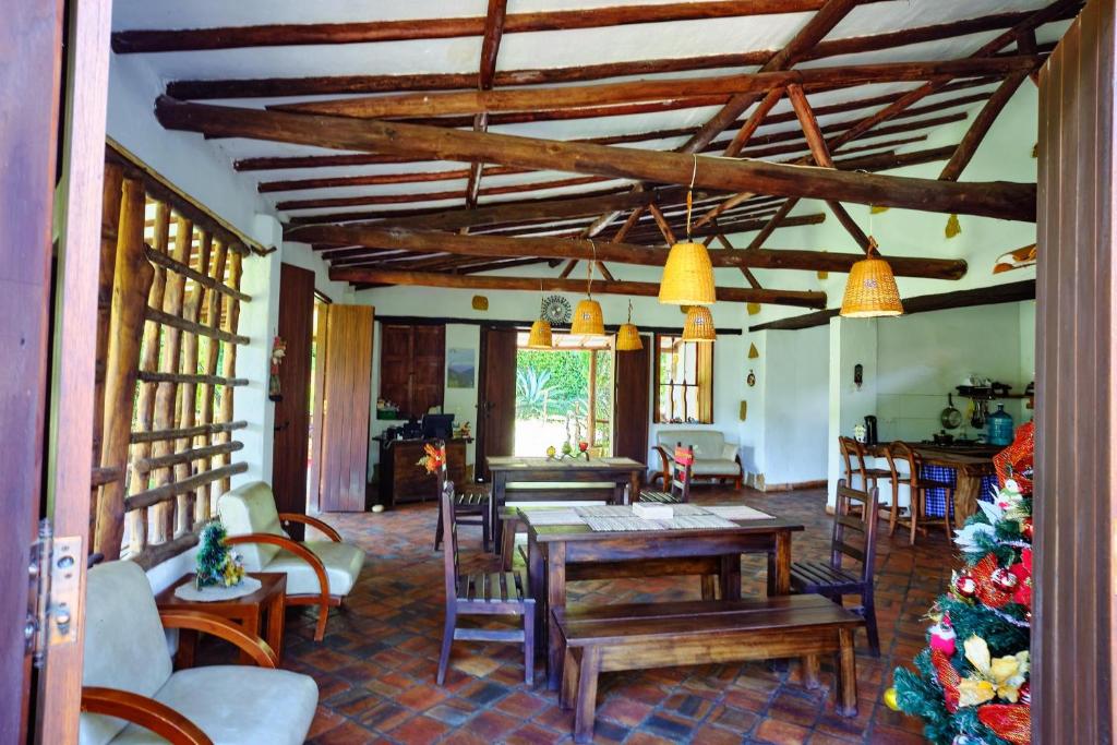 sala de estar con mesa y sillas en Hostal Sueño Real Campestre en San Gil