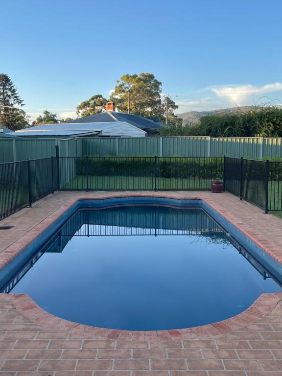 Spacious resort style property with pool in Mudgee - Rest Easy Mudgee Villa游泳池或附近泳池