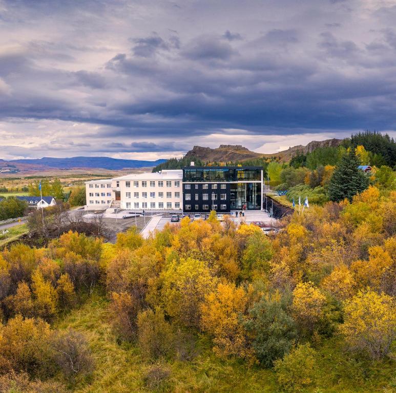 ein Gebäude inmitten eines Feldes mit Bäumen in der Unterkunft Hotel Varmaland in Varmaland