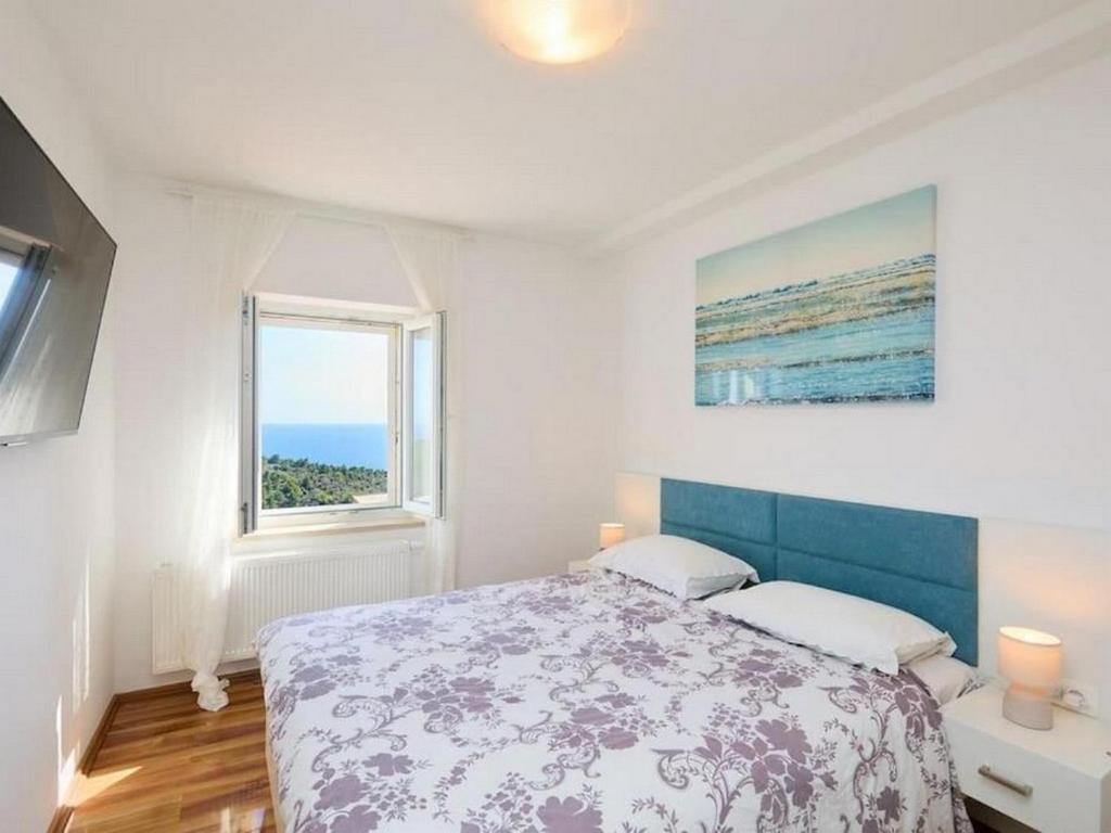Schlafzimmer mit einem Bett und einem Fenster in der Unterkunft Apartments with a parking space Babino Polje, Mljet - 22322 in Babino Polje