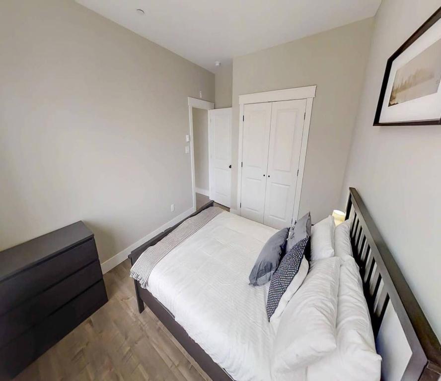 1 dormitorio pequeño con 1 cama y 1 sofá en Premium Condo Heart of Uptown Location Parking Coffee en Saint John