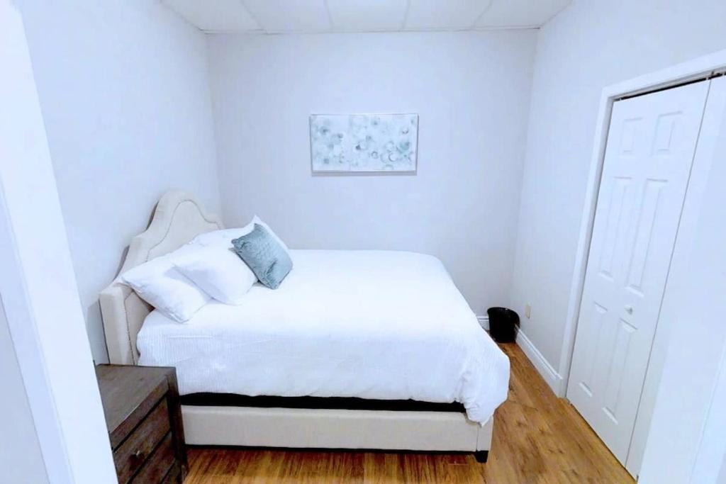 - une chambre blanche avec un lit et des draps blancs dans l'établissement Pristine Harbour View Towers Exec Suite Coffee Parking, à Saint-Jean