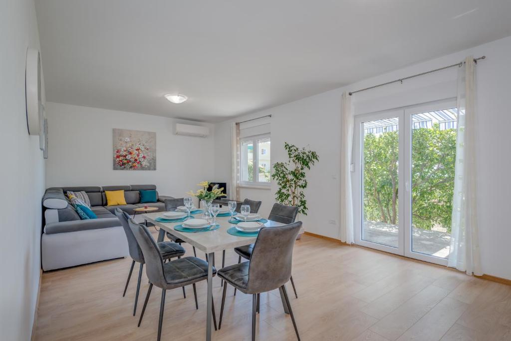 Seaside holiday house Kastel Stafilic, Kastela - 22438