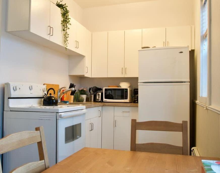 Kitchen o kitchenette sa Cozy Studio Perfect for Business Travelers Downtown