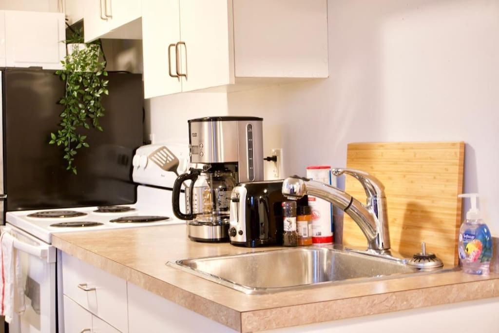 um lavatório de cozinha com comodidades para preparar café em Cozy Studio Downtown Parking Coffee Location em Moose Jaw