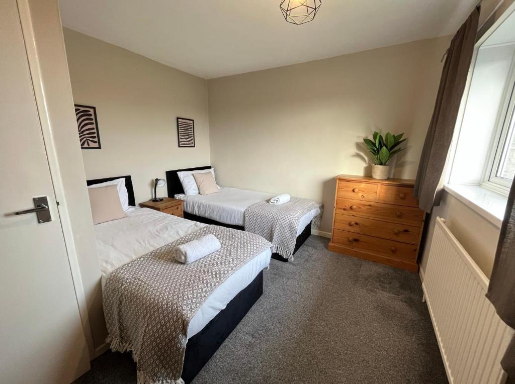 En eller flere senge i et værelse på Contractors welcome 3 bed house with parking by Eagle Owl Stays