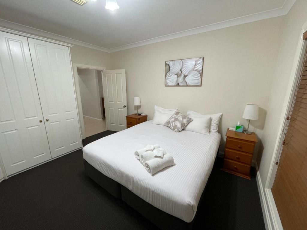 Spacious resort style property with pool in Mudgee - Rest Easy Mudgee Villa房間的床