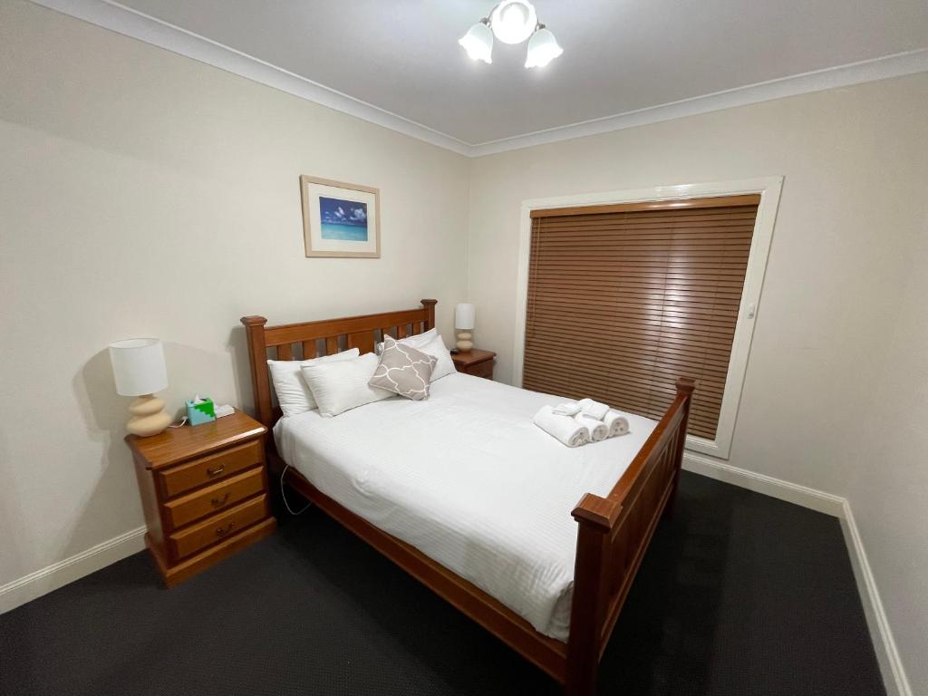 Spacious resort style property with pool in Mudgee - Rest Easy Mudgee Villa房間的床