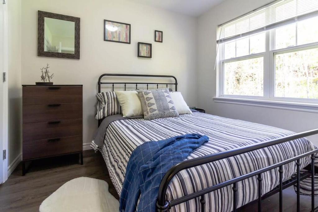 Brand new Gorgeous Condo Near UNB & Hospital Coffee Parking 202 - Appartement