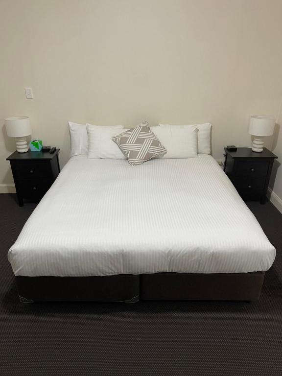 Spacious resort style property with pool in Mudgee - Rest Easy Mudgee Villa房間的床