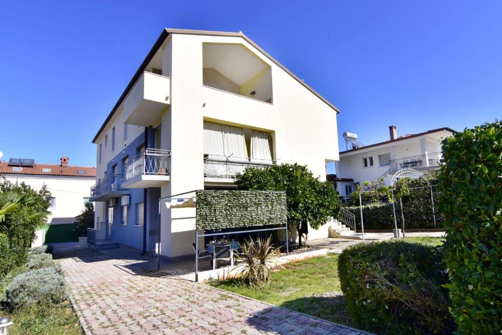 Apartments with parking space Umag - 22521