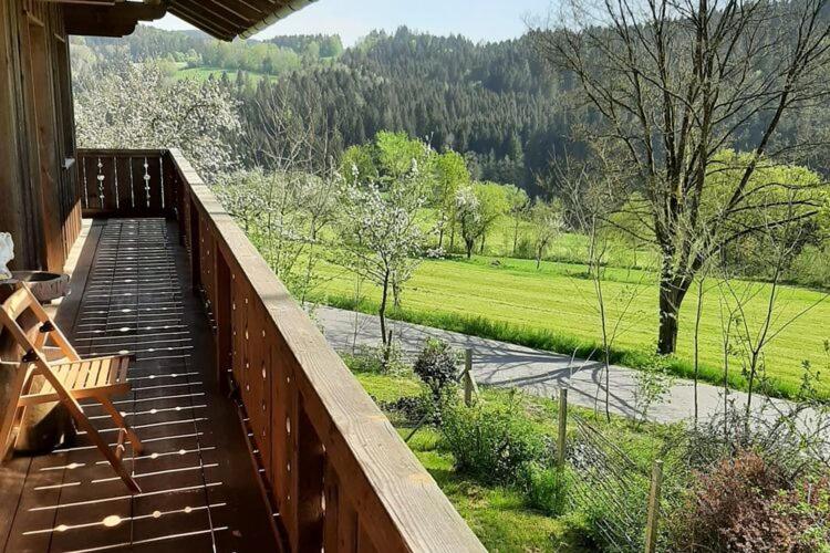 een veranda van een huis met uitzicht op een veld bij Ferienwohnung in Viechtach in Viechtach