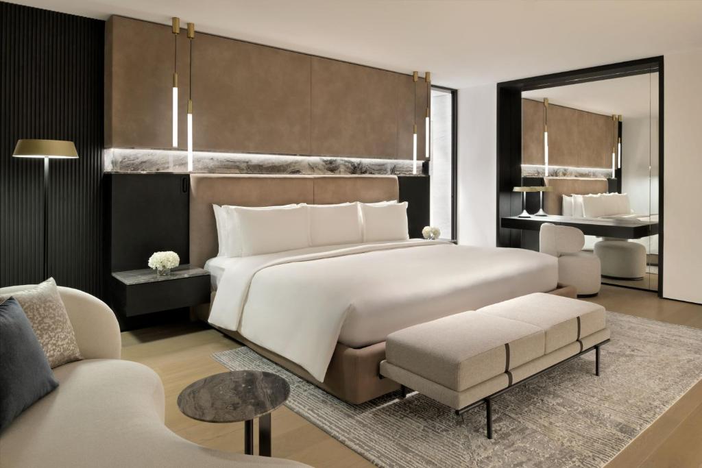 Postel nebo postele na pokoji v ubytování Sheraton Grand Hotel, Dubai