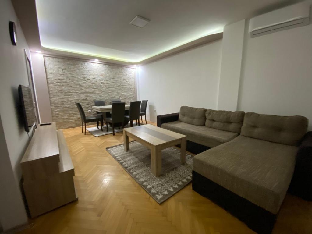 uma sala de estar com um sofá e uma mesa em FIA HOUSE Hrom em Dolno Nerezi