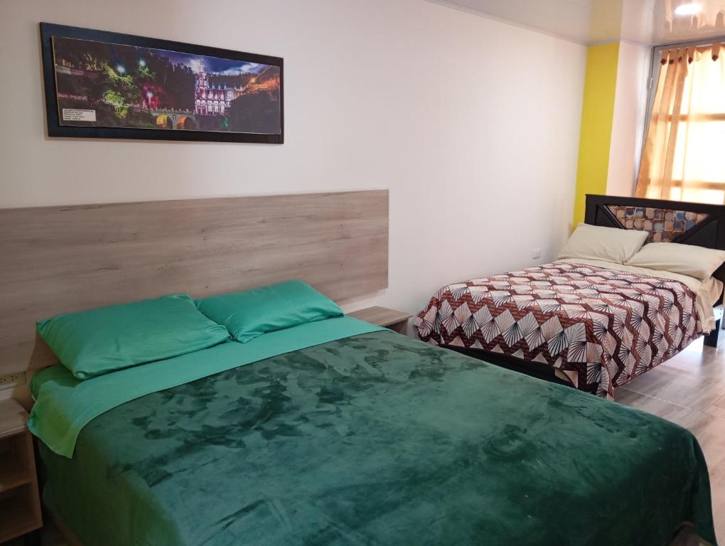 - une chambre avec 2 lits et une télévision à écran plat dans l'établissement BACKWATER HOTEL, à Ipiales